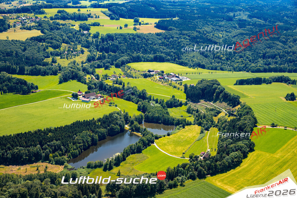 Das Luftbild zeigt : Elfenweiher Bergatreute - Die Luftaufnahme wurde 2024 vom UL-Flugzeug aus erstellt ( keine Drohne ) - Hochauflösende Luftaufnahme - Für grossformatige Ausdrucke geeignet. Die Geschenkidee !Mit Lizenz und Bildrechte bestellbar