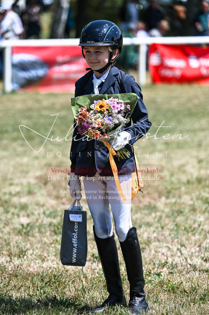 DSC_9927 | Pferde- und Turnierfotografie in Westsachsen. Pferdeportraits, Auftragszeichnungen und intuitive Kunst.