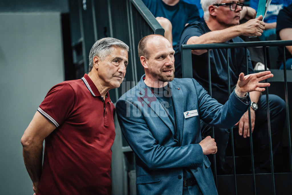 Volleyball | Herren | Saison 2024/2025 | 1. Volleyball Bundesliga Männer | Finale | SVG Lüneburg vs. BERLIN RECYCLING Volleys | 01.05.2025 | v.l. Kaweh Niroomand (Geschäftsführer BR Volleys) Im gespräch mit Matthias Pompe (Manager SVG Lüneburg)