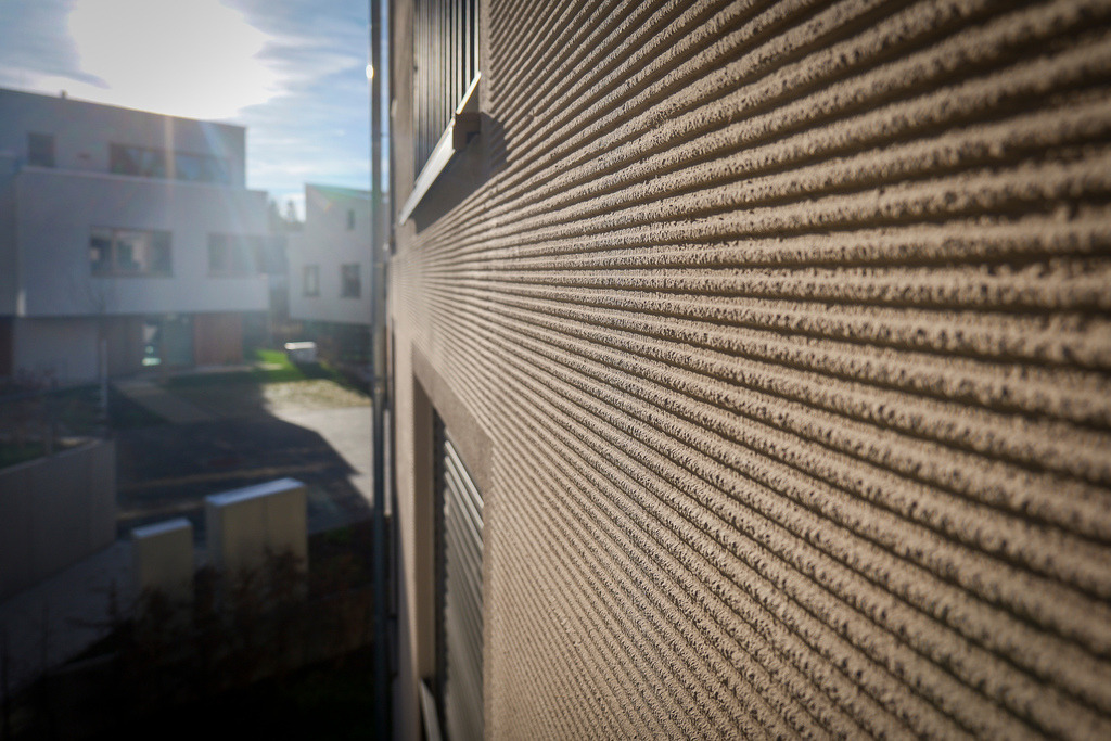 Bulachweg | Leonberg Warmbronn - Am Ortsrand von Leonberg-Warmbronn, im Bulachweg, entstand ein städtebauliches Ensemble mit Quartierscharakter und in nachhaltiger Holzbauweise. Das wurde ganz aktuell mit dem German Design Award ausgezeichnet. Bei einem Rundgang klärt einer der Investoren hoffentlich auch darüber auf, warum die sechs  bezugsfertigen Doppelhäuser seit vielen Wochen leer stehen. - Realisiert mit Pictrs.com