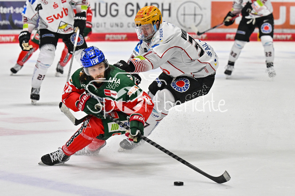 Augsburger Panther - Fischtown Pinguins | im Duell D. J. BUSDEKER (Augsburger Panther #14) und Markus VIKINGSTAD (Fischtown Pinguins 37) / Zweikampf / DEL: Augsburger Panther - Fischtown Pinguins, Curt Frenzel Stadion am 08.01.2025