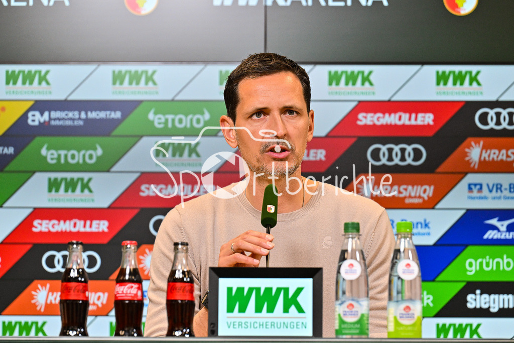 FC Augsburg - SG Eintracht Frankfurt | im Bild Dino TOPPMOELLER Trainer Eintracht Frankfurt nach der Partie in Augsburg auf der Pressekonferenz / Einzelfoto / Freisteller / Bundesliga: FC Augsburg - Eintracht Frankfurt, WWK Arena am 20.04.2025