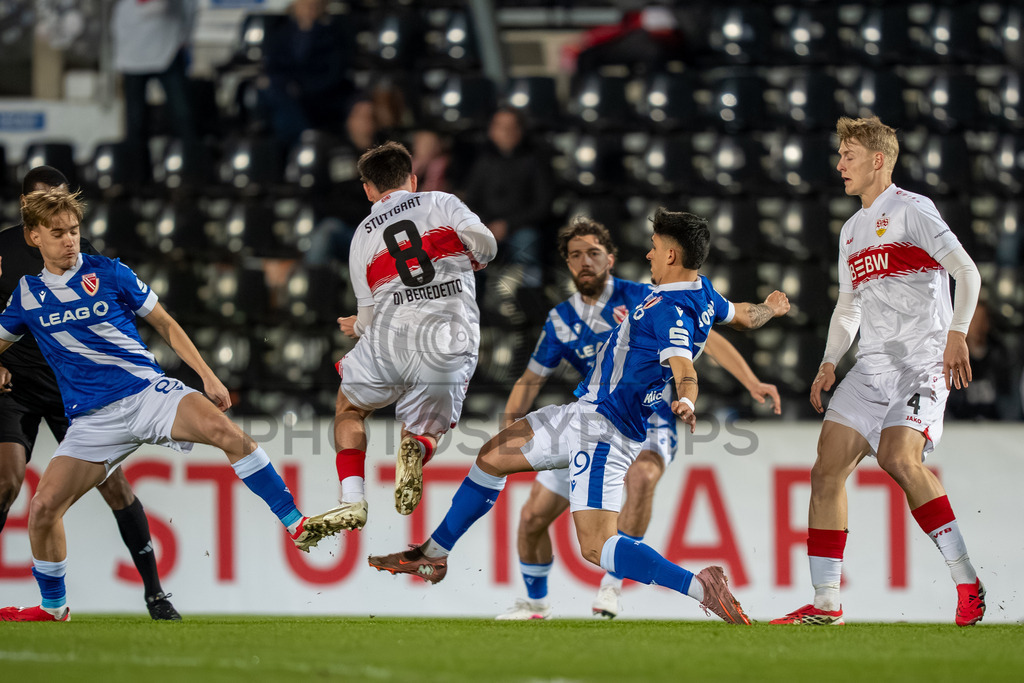VfB Stuttgart II vs. FC Energie Cottbus, Fussball, 3.Liga, 27. Spieltag, Saison 2025/2026, 03.03.2026 | Samuele Di Benedetto (VfB Stuttgart II, #08) gegen Lukas Michelbrink (FC Energie Cottbus, #08) und Jannis Boziaris (FC Energie Cottbus, #19),VfB Stuttgart II vs. FC Energie Cottbus, Fussball, 3.Liga, 27. Spieltag, Saison 2025/2026, 03.03.2026Foto: photosbyphips/Philip Ziegler