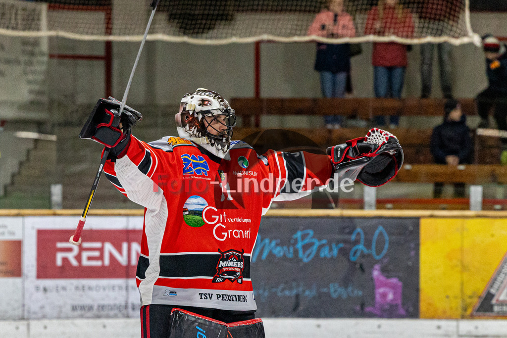 TSV Peißenberg Miners vs ESV Buchloe Pirates | Eishockey Bayernliga 2023/2024, TSV Peißenberg Miners vs ESV Buchloe Pirates,
Jubel Korbinian SERTL (Miners Goali 31),
2023-11-10 in Peißenberg (Eisstadion)
31 Korbinian SERTL (Miners Goali 31)
Copyright: WolfgangxLindner foto-lindner.de