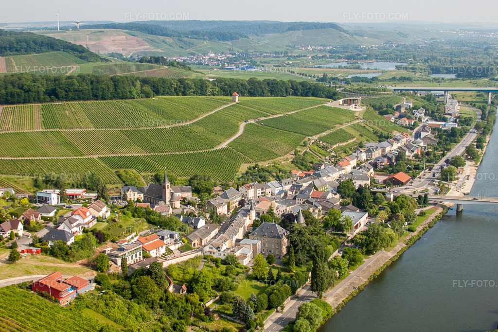Aerial view: Village center between vineyards and the riverbanks of the Moselle in the Gréiwemaacher district in Schengen in the state Remich, Luxembourg.Photo: IMG_29411.jpg taken on 06/26/2010 by Werner Riehm/FLY-FOTO.comResolution of the original: 4290 x 2860 px