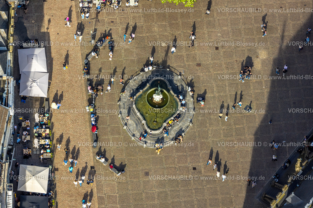 Aachen240403552 | Luftbild, Karlsbrunnen mit Bronzeskulptur Karls des Großen, historische Sehenswürdigkeit, Besucher und Touristen auf dem Marktplatz am Rathaus, Markt, Aachen, Rheinland, Nordrhein-Westfalen, Deutschland