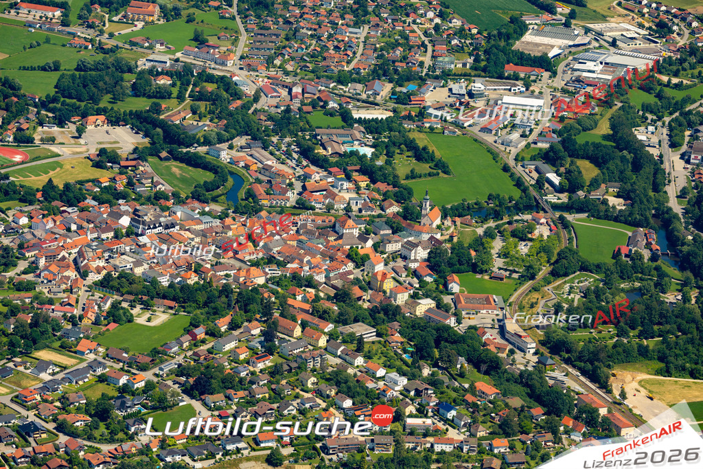 Das Luftbild der Stadt Bad Kötzting wurde 2022 vom Flugzeug heraus erstellt (keine Drohnen-Aufnahmen) Aufnahmehöhe ca.450 Meter- hohe Bildauflösung und Druck-Qualität. Garantiert!