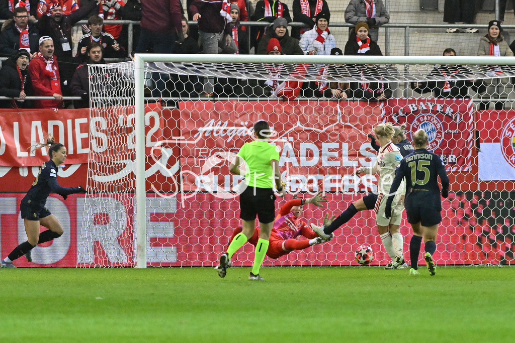 FC Bayern München Frauen - Juventus Turin Frauen | in dieser Szene erzielt Pernille HARDER (FCB #21) den Treffer zum 2-0 / Womens Champions League: FC Bayern Frauen - Juventus FC, FC Bayern Campus am 12.12.2024