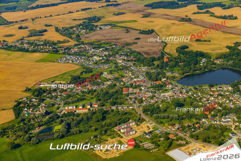 Stadt Satow von Oben- Die Luftaufnahme wurde 2025 vom UL-Flugzeug heraus erstellt ( keine Drohnenaufnahme ) - Hochauflösende Luftaufnahme - für Wandbilder und großformatige Ausdrucke geeignet. Das besondere Geschenk!Hier alle&nbsp;Infos zur Lizenzierung der LuftaufnahmeWir fliegen auch dieses Jahr wieder in Ihre Region um Luftbilder zu erstellen.- Luftbild anfragen