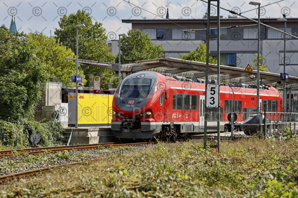 Nahverkehrszug in Iserlohn | Die Regionalbahn RB 53 am Stadtbahnhof in Iserlohn. Der Nahverkehrszug fährt von Iserlohn über Schwerte nach Dortmund.