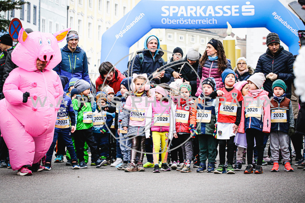 ..... | AUSTRIA, Wels, 31.12.24, SPARKASSE SILVESTERLAUF 2024, Image shows: Photo: Wapics / Andreas Willdoner