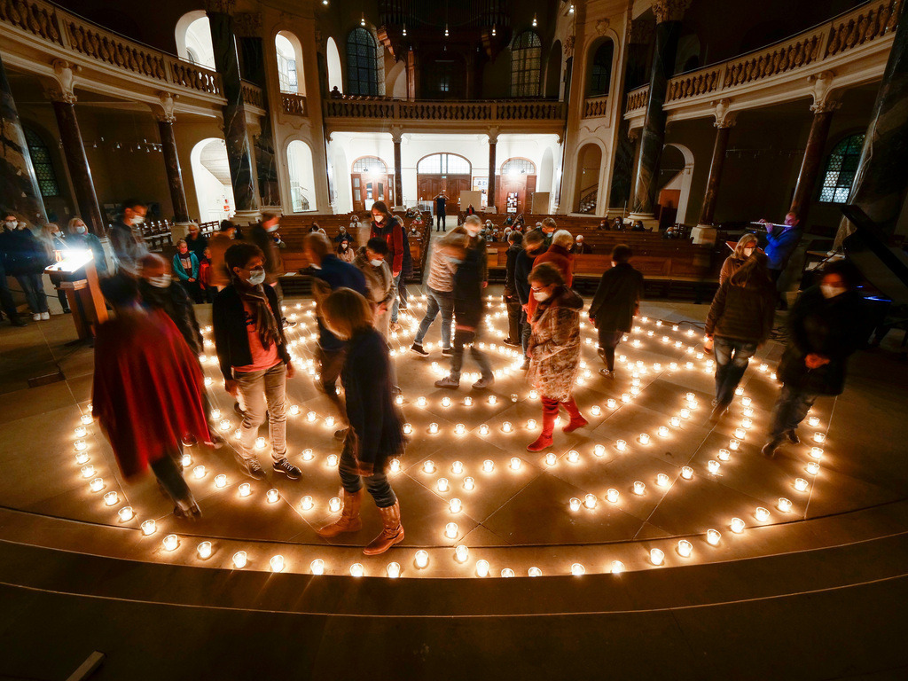 Lichterlabyrinth | Ludwigburg - In der Friedenskirche Lubu wird ein Lichterlabyrinth in Form des Labyrinths von Chartres aufgebaut, mit Einführung in das Thema Labyrinth durch den Theologen und Krankenhausclown Ludger Hoffkamp - Realisiert mit Pictrs.com