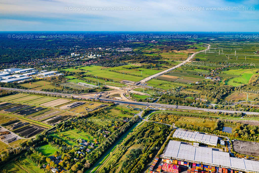 Hamburg_Waltershof_Autobahnbaustelle_A26_Auf_Die_A7_ELS_2492121024 | HAMBURG 12.10.2024 Autobahn- Baustelle mit Erschließungs- , Aufschüttungs- und Erdarbeiten entlang der Trasse und des Streckenverlaufes der A26 West an der Straße E45 im Ortsteil Moorburg in Hamburg, Deutschland. Weiterführende Informationen bei: DEGES Deutsche Einheit Fernstraßenplanungs- und -bau GmbH,  Die Autobahn GmbH des Bundes Niederlassung Nord,  JOHANN BUNTE Bauunternehmung SE &amp; Co. KG. // Motorway- Construction site with earthworks along the route and of the route of the highway der A26 West on street E45 in the district Moorburg in Hamburg, Germany. Further information at: DEGES Deutsche Einheit Fernstrassenplanungs- und -bau GmbH,  Die Autobahn GmbH des Bundes Niederlassung Nord,  JOHANN BUNTE Bauunternehmung SE &amp; Co. KG. Foto: Martin Elsen