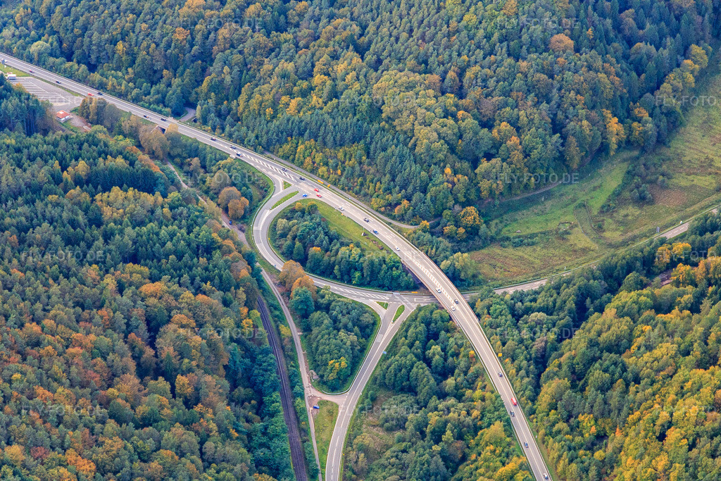 Luftbild: Ausfahrt B48 von der B10 in Rinnthal im Bundesland Rheinland-Pfalz in Deutschland. Foto: IMG_103808.jpg vom 01.10.2017 durch Werner Riehm/FLY-FOTO.de