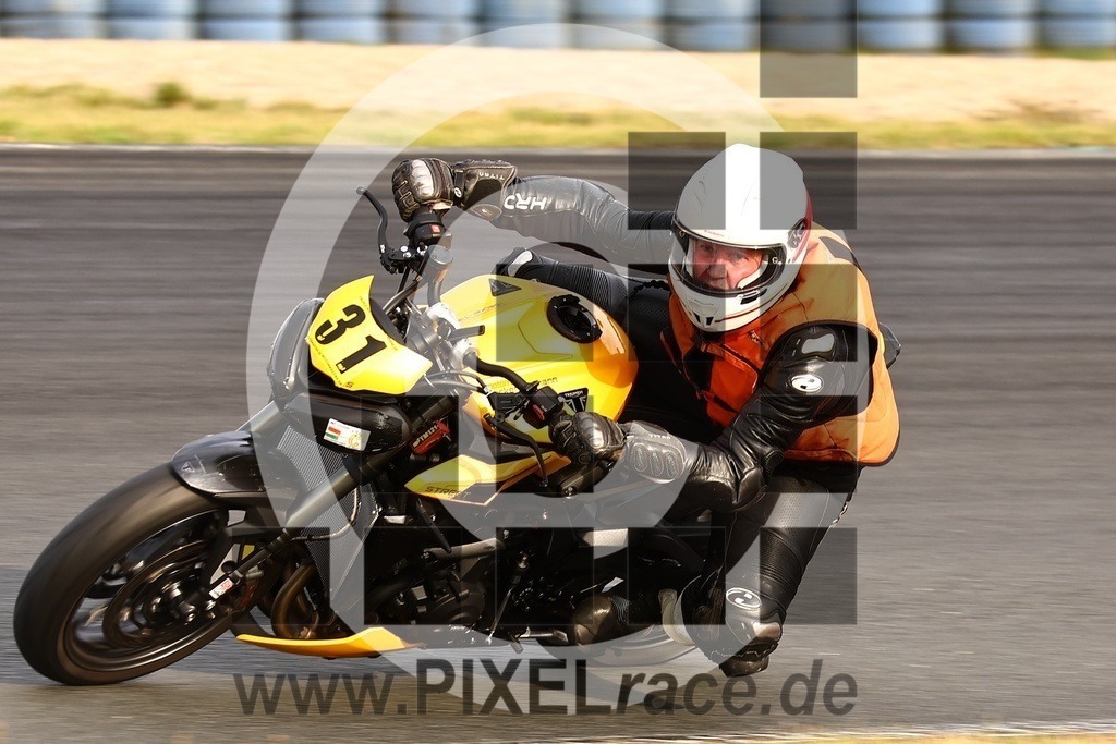 0031-20240916_02883 | Schöne Erinnerungen an spannende Momente - das festzuhalten ist unser Job. PIXELrace.de ist seit 2003 auf den Rennstrecken Europas unterwegs um die Action draußen beim Fahren und die wunderbare Stimmung imm Fahrerlager für euch einzufangen.