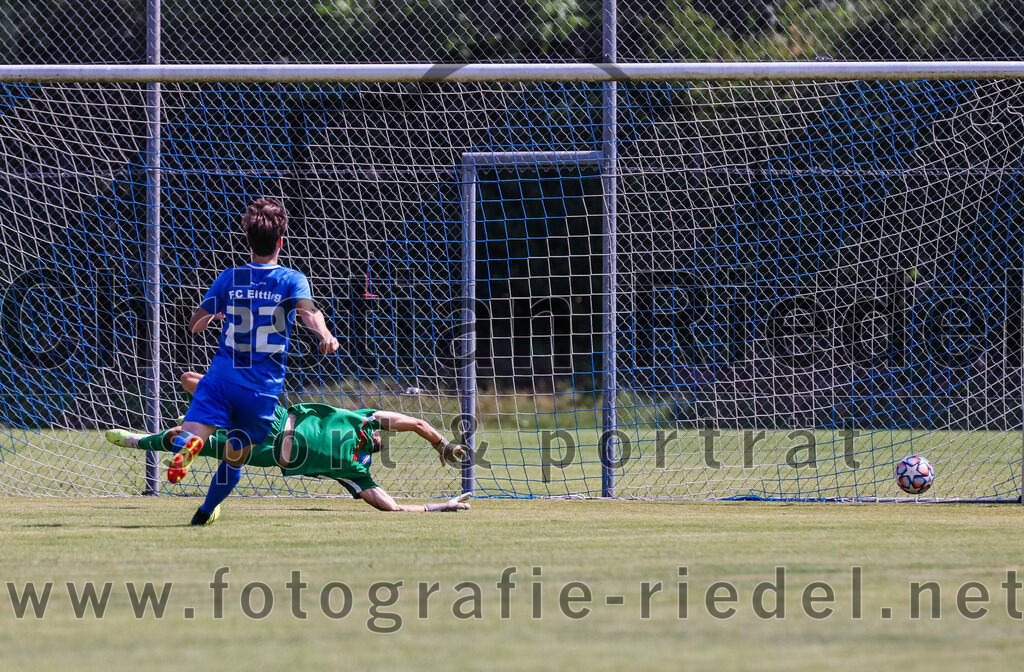 2023-07-22_049_FC_Eitting_gegen_FC_Moosinning | Eitting, Deutschland, 22.07.2023:
Fußball, Kreisliga 2023 / 2024, Testspiel, FC Eitting gegen FC Moosinning, Endergebnis: 0:4

Lucas Bruckbeck (FC Eitting, #22), Torwart Noah Mpatsios (FC Eitting, #1)

Foto: Christian Riedel / fotografie-riedel.net