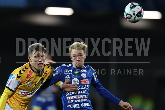 TSV Egger Glas Hartberg vs SV Oberbank Ried – Austrian Bundesliga Match | The image shows Nikki Havenaar (Ried) and Benjamin Markus (Hartberg), at the Bundesliga match TSV Hartberg vs SV Ried at Profertil Arena Hartberg. 22.11.2025