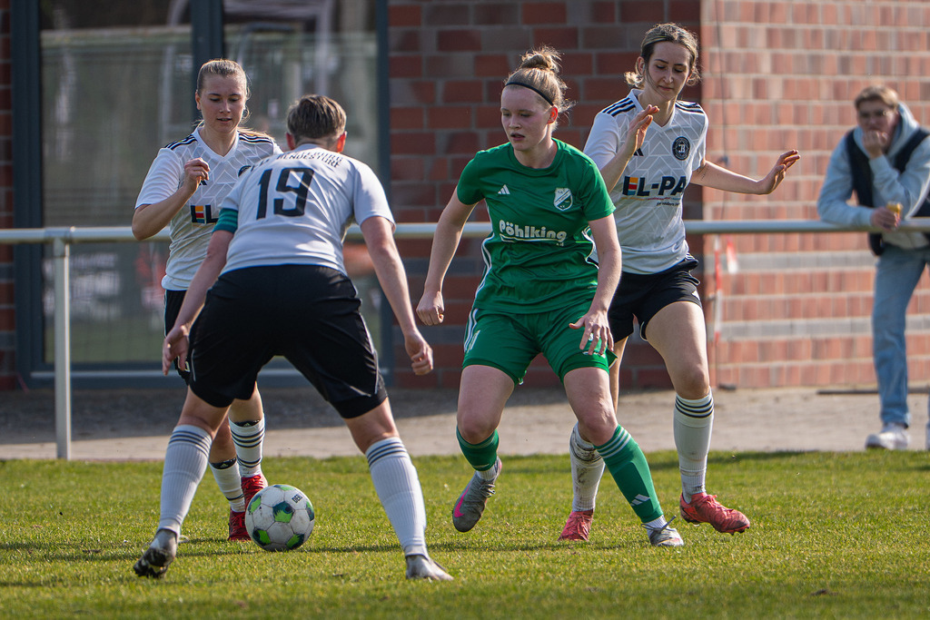 Fußball I Frauen I Saison 2025-2026 I Oberliga Niedersachsen I 15. Spieltag I TuS Lutten - FC Jesteburg-Bendestorf I 6554 | jns.sportfotos - Realisiert mit Pictrs.com