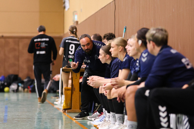 Handball I Damen I Saison 2025-2026 I Verbandsliga Süd I HSG Kalkberg 06 - MTV Dänischenhagen I 14.12.2025.83 | Benjamin Busch (Trainer, HSG Kalkberg 06) - Realisiert mit Pictrs.com