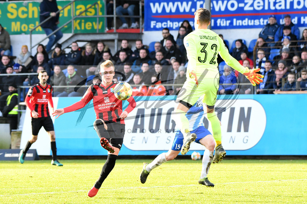 20200201_MEPCHE_0073 | Fußball, Herren: Philipp Sturm (Chemnitzer FC) und Torhueter Erik Domaschke (SV Meppen) im Zweikampf waehrend des Spiels der 3. Liga zwischen SV Meppen und Chemnitzer FC in der Haensch-Arena am 01.02.2020 in Meppen, Deutschland. DFB / DFL REGULATIONS PROHIBIT ANY USE OF PHOTOGRAPHS AS IMAGE SEQUENCES AND/OR QUASI-VIDEO. - Realisiert mit Pictrs.com