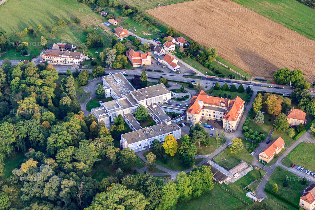 Vue aérienne: ValVital - Centre thermal et institut Morsbronn-les-Bains et clinique Aklia à Morsbronn-les-Bains dans le département Bas Rhin, France – .Photo: IMG_53685.jpg prise le 30/09/2012 par Werner Riehm/FLY-FOTO.eu – Résolution de l'original: 4752 x 3168 px – Cures thermales à Morsbronn-les-Bains | Valvital – AKLIA-UGECAM MORSBRONN 