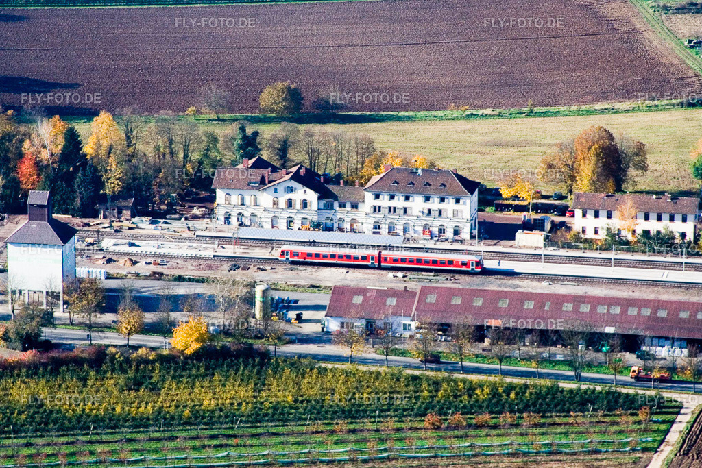 Bahnhof Winden mit Regionalbahn | Luftbild: Bahnhof Winden mit Regionalbahn in Winden im Bundesland Rheinland-Pfalz in Deutschland. Foto: IMG_4703.jpg vom 16.11.2006 durch Werner Riehm/FLY-FOTO.de - Realisiert mit Pictrs.com