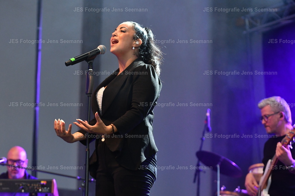 2026_Deborah Lee und the news_One Moment time Whitney Houston__0519 | Fotograf Jens Seemann - Realisiert mit Pictrs.com