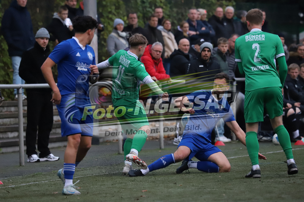 Bünder SV - TuS Bruchmühlen | Auf dem Bild zu sehen: grün Bünder SV: Felix Schnitzler ; blau TuS Bruchmühlen v.l.: Firat Fidan, Kevin JoerendBünder SV, TuS Bruchmühlen, Saison 25/26, Kreisliga A, Bünde, Deutschland - Realisiert mit Pictrs.com