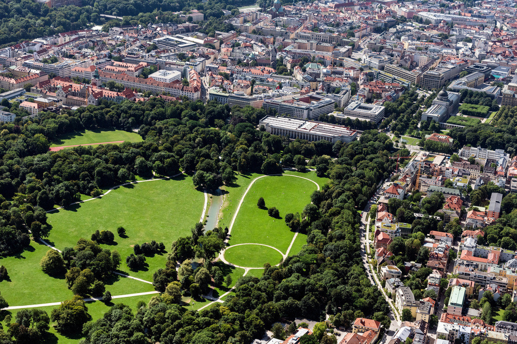 dr__0031226.jpg | MüNCHEN 09.08.2019 Erholungspark Englischer Garten mit Schwabinger Bach in München im Bundesland Bayern. Die besonders im Hochsommer von Sonnenbadenden als Liegeflächen besuchten Wiesen- und Freiflächen der Parkanlage werden von der Bayerischen Verwaltung der staatlichen Schlösser, Gärten und Seen unterhalten. // Englischer Garten in Munich in the state Bavaria, Germany. Foto: Daniel Reiter