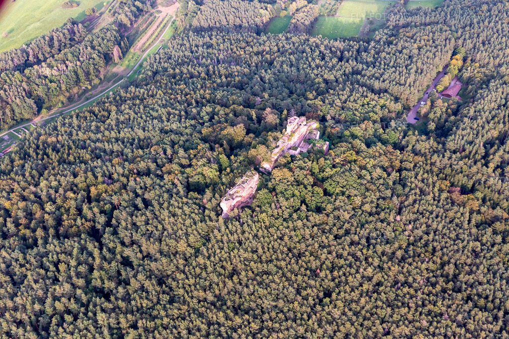 Luftbild: Burg Drachenfels in Busenberg im Bundesland Rheinland-Pfalz in Deutschland. Foto: IMG_139007.jpg vom 30.09.2023 durch Werner Riehm/FLY-FOTO.deWWW.WANDERPARADIES-WASGAU.DE