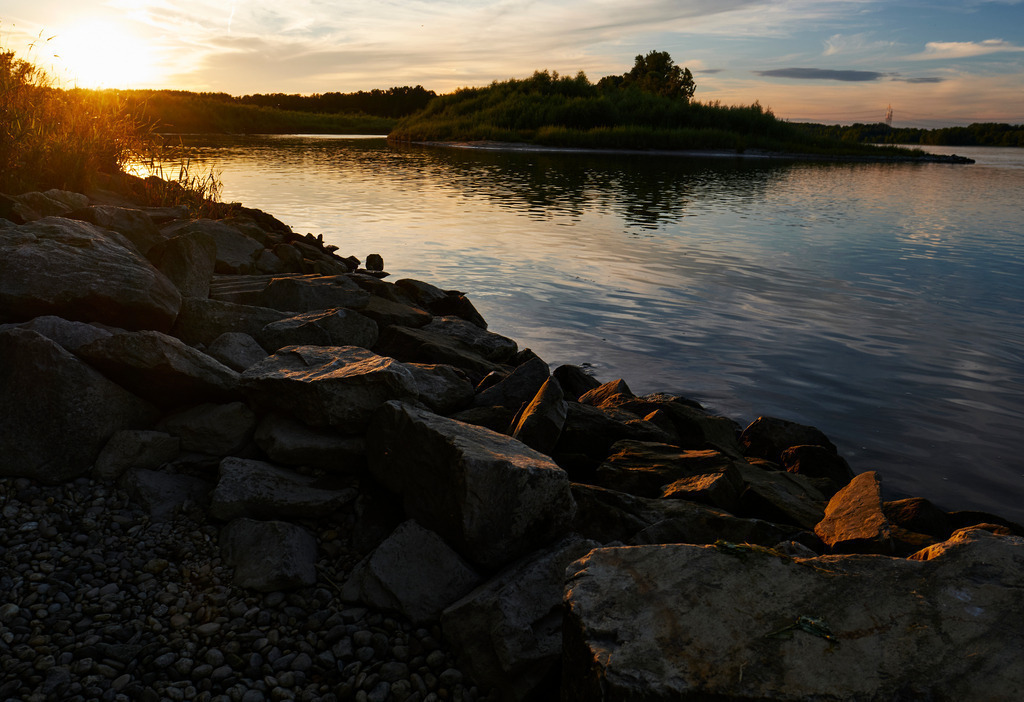 Donau Landschaftsaufnahme bei Abendlicht | Zwentendorf, Austria - July 27, 2020: Donau Landschaftsaufnahme bei Abendlicht. - Realisiert mit Pictrs.com