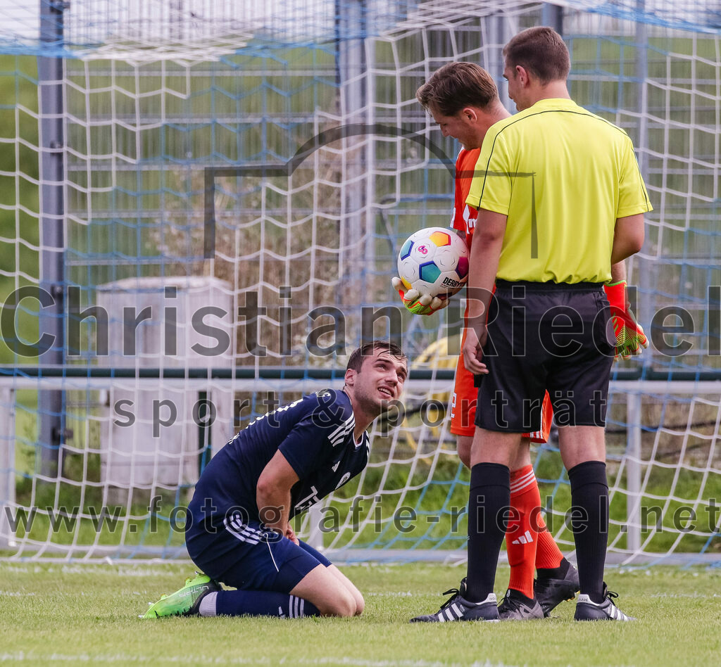 2023-08-26_132_FC_Langengeisling_gegen_TuS_Raubling | Erding, Deutschland, 26.08.2023:
Fußball, Bezirksliga Oberbayern Ost 2023 / 2024, 6. Spieltag, FC Langengeisling gegen TuS Raubling, Endergebnis: 2:0

Bastian Unsin (TuS Raubling, #27), Torwart Alexander Kuile (TuS Raubling, #22), Schiedsrichter Moritz Decker

Foto: Christian Riedel / fotografie-riedel.net