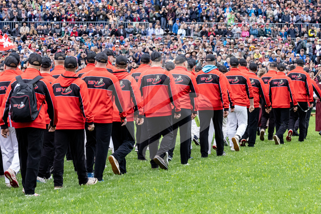 ESAF2025_Einzug_4296 | Die Schwinger des Schwyzer Kantonalen Schwingerverbandes: Fotos, die Dynamik und Leidenschaft festhalten, sowie emotionale Momente aus dem traditionellen Schwingsport zeigen. - Realisiert mit Pictrs.com