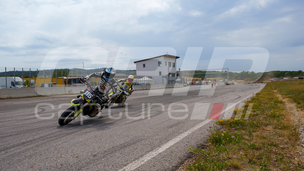 SuperMoto_Staatsmeisterschaft_Fuglau-1013 | GRIPcapture steht für authentische Sportfotografie in Österreich – für Momente, die mehr sind als Geschwindigkeit oder Ergebnis. Es geht um Emotion, Spannung, Fokus und den Augenblick, der oft nur einen Wimpernschlag dauert.Ob Motorsport, Teamsport oder 