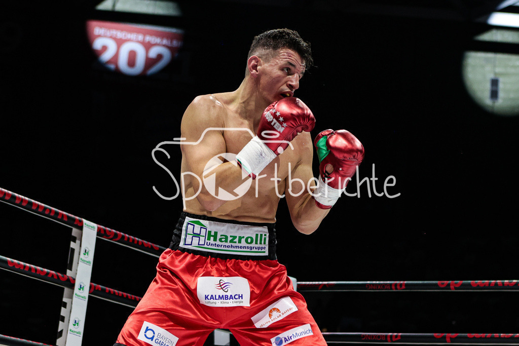 Profi - Box - Gala / Main Event | Robin KRASNIQI (rote Hose) in seinem Kampf gegen Rimour NIKARKHOEV (Schwarze Hose)