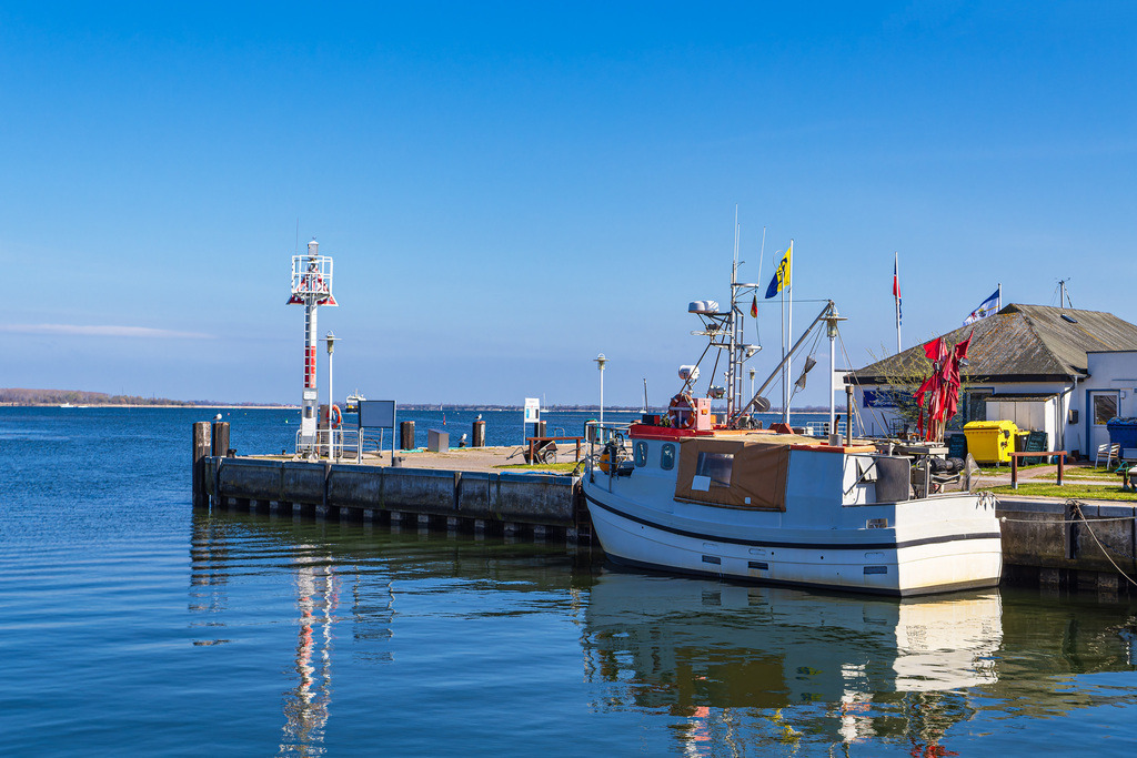 Fischerboot im Hafen von Vitte auf der Insel Hiddensee | Fischerboot im Hafen von Vitte auf der Insel Hiddensee.
