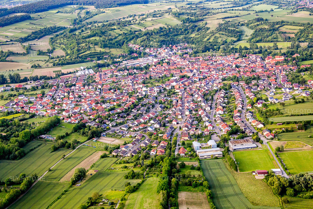 Luftbild: Ortsansicht im Ortsteil Unteröwisheim in Kraichtal im Bundesland Baden-Württemberg in Deutschland. Foto: IMG_089335.jpg vom 10.06.2016 durch Werner Riehm/FLY-FOTO.de