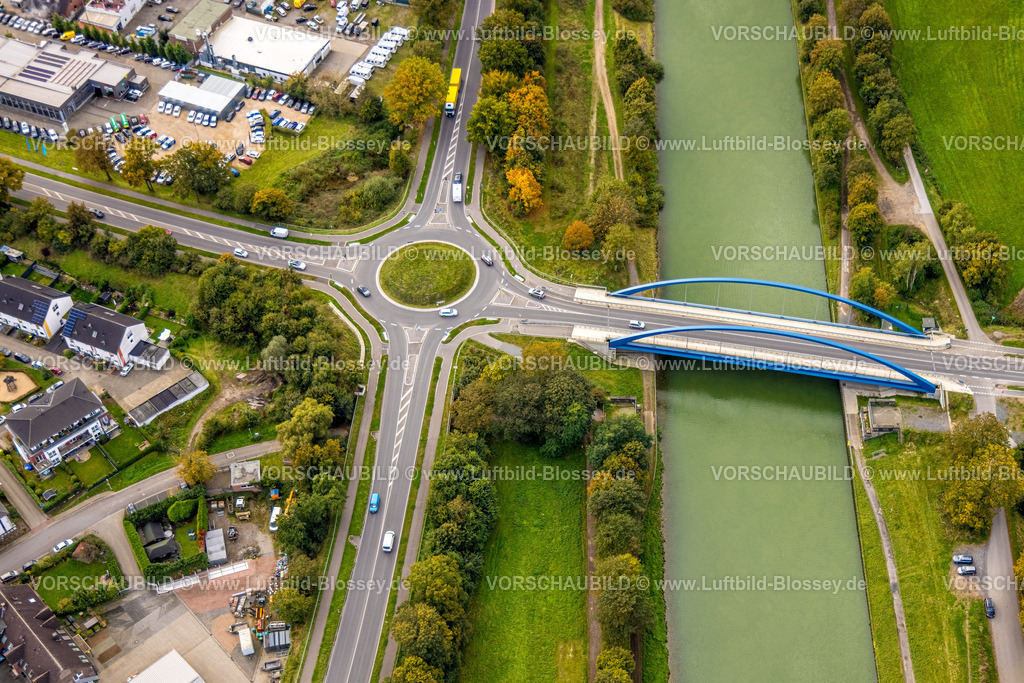 Huenxe241009660 | Luftbild, Kreisverkehr und blaue Kanalbrücke Dinslakener Straße über den Wesel-Datteln-Kanal, Weseler Straße und herbstliche Bäume, Hünxe, Niederrhein, Nordrhein-Westfalen, Deutschland