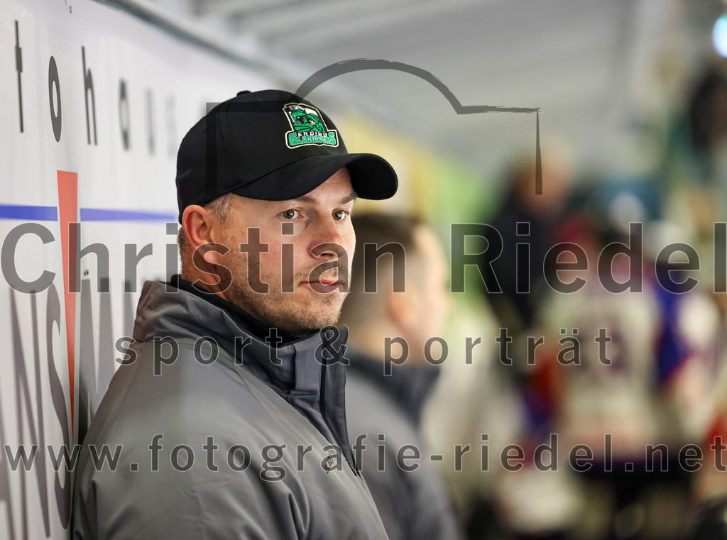 2023-01-22_024_Eishockey_TSV_Erding_gegen_ESC_Dorfen | Erding, Deutschland, 22.01.2023:
Eishockey, Bayernliga 2022 / 2023, 29. Spieltag, TSV Erding gegen ESC Dorfen, Endergebnis: 6:2

Trainer Bernhard Bittel (Erding Gladiators)

Foto: Christian Riedel / fotografie-riedel.net