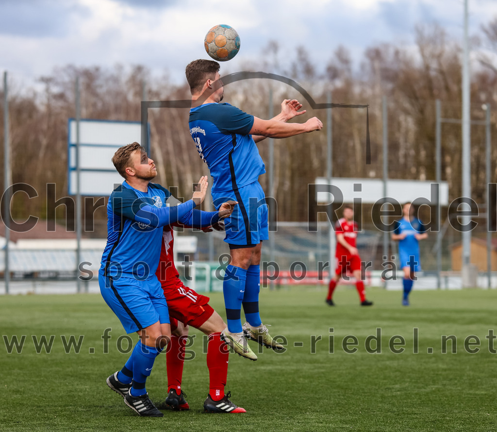 2024-02-24_056_FC_Langengeisling_gegen_FC_Walkertshofen | Erding, Deutschland, 24.02.2024:
Fußball, Bezirksliga Oberbayern Ost 2023 / 2024, Testspiel, FC Langengeisling gegen FC Walkertshofen, Endergebnis: 5:3

Hannes Dornauer (FC Langengeisling, #33), Florian Hermann (FC Walkertshofen, #2), Florian Rupprecht (FC Langengeisling, #11)

Foto: Christian Riedel / fotografie-riedel.net