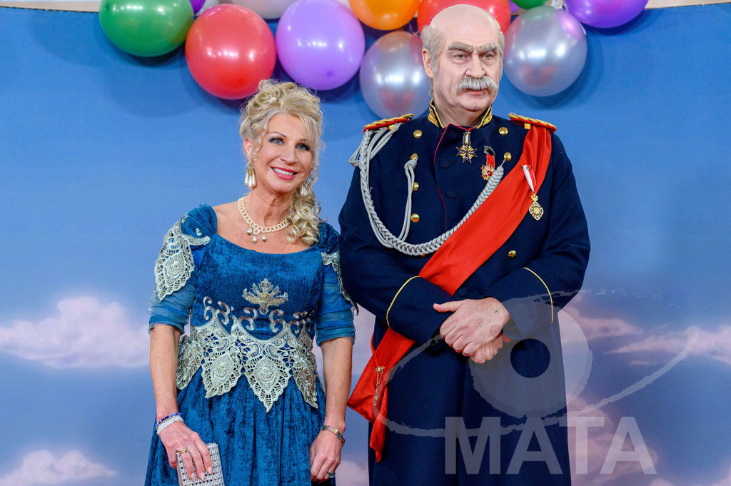 _DWA1625 | Ministerpräsident Markus Söder als Otto von Bismarck mit Frau Karin Baumüller-Söder bei der TV-Sendung Fastnacht in Franken 2024. Veitshöchheim, 02.02.2024 Bayern Deutschland - Realisiert mit Pictrs.com