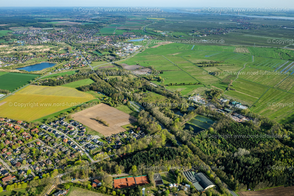 Nottensdorf_ELS_4973010523 | NOTTENSDORF 01.05.2023 Ortsansicht der Straßen und Häuser der Wohngebiete in Nottensdorf im Bundesland Niedersachsen, Deutschland. // Town View of the streets and houses of the residential areas in Nottensdorf in the state Lower Saxony, Germany. Foto: Martin Elsen