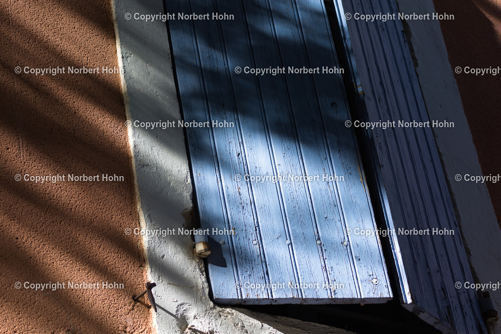 Reisefotografie - Frankreich - Provence | Stilleben eines Fensterladens. - Realisiert mit Pictrs.com