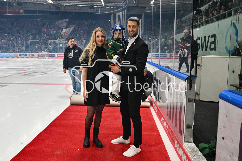 Augsburger Panther - Adler Mannheim | Dennis ENDRAS wird vor der Parite fuer seine Karriere geehrt / Ehrung / DEL: Augsburger Panther - Adler Mannheim, Curt Frenzel Stadion am 26.12.2024 / im Bild mit seiner Frau und seinem Sohn