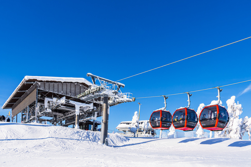 Landschaft mit Schnee und Seilbahn im Winter in Ruka, Finnland | Landschaft mit Schnee und Seilbahn im Winter in Ruka, Finnland.