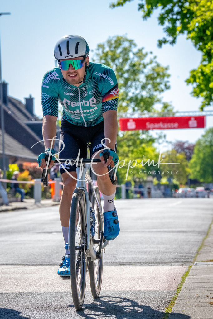 Spurt in den Mai 2026 - Großer Preis der Sparkasse Neuss | Annual one-day road cycling race "Großer Preis der Sparkasse Neuss" held in Büttgen, Germany, organized by VfR Büttgen 1912 e.V. The event features multiple races across all age categories from U11 youth to Elite men. - Realisiert mit Pictrs.com