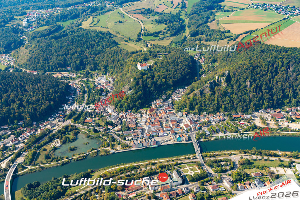 Die Luftbildaufnahme altstadt-altmuehl - Riedenburg wurde 2020 mittels Flugzeug (keine Drohne) erstellt. Perfekte Schärfe und Druck- Ergebnisse- Garantiert!
