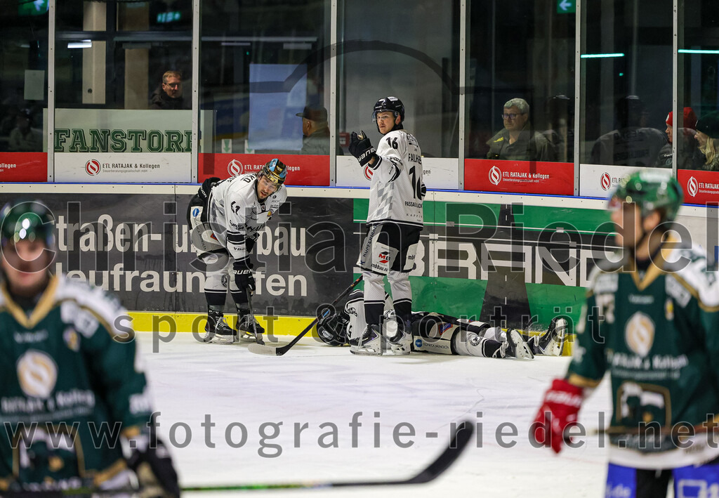 2025-11-25_056_TSV_Erding_gegen_EHF_Passau_Black_Hawks | Erding, Deutschland, 25.11.2025:Eishockey, Oberliga Süd 2025 / 2026, 20. Spieltag, TSV Erding gegen EHF Passau Black Hawks, Endergebnis: 2:3 n.V.Brendan Harrogate (EHF Passau Black Hawks, #61), Carson Briere (EC Peiting, #16), Christoph Schmidt (EHF Passau Black Hawks, #5)Foto: Christian Riedel / fotografie-riedel.net