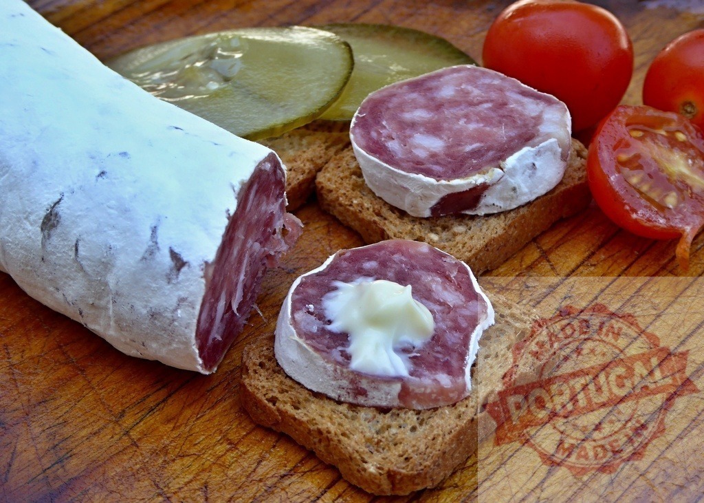 Salami sausage slices on toast with tomatoes and pickles | Salami sausage slices creating appetizers on toast with tomatoes and pickle - Realized with Pictrs.com