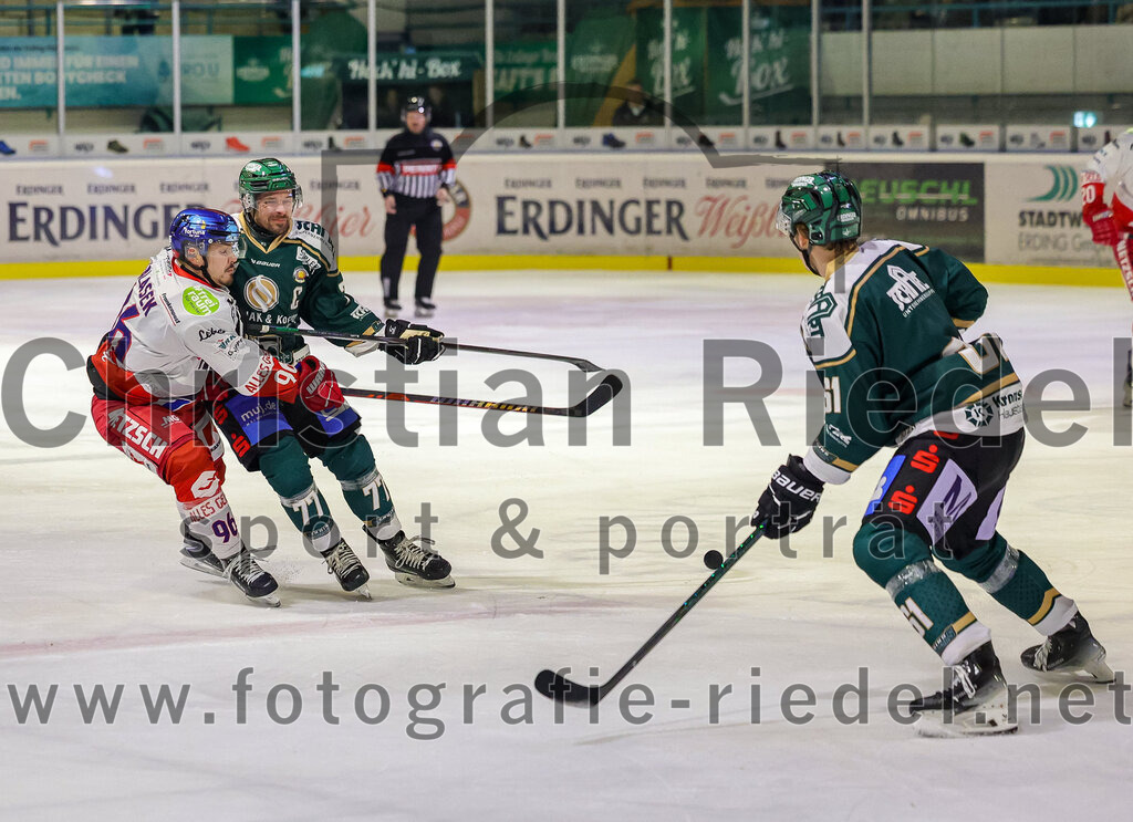 2025-11-16_087_TSV_Erding_gegen_Selber_Woelfe | Erding, Deutschland, 16.11.2025:Eishockey, Oberliga Süd 2025 / 2026, 17. Spieltag, TSV Erding gegen Selber Wölfe, Endergebnis: 3:1Lukas Valasek (Selber Wölfe, #96), Philipp Michl (Erding Gladiators, #77), Moritz Köttstorfer (Erding Gladiators, #61)Foto: Christian Riedel / fotografie-riedel.net